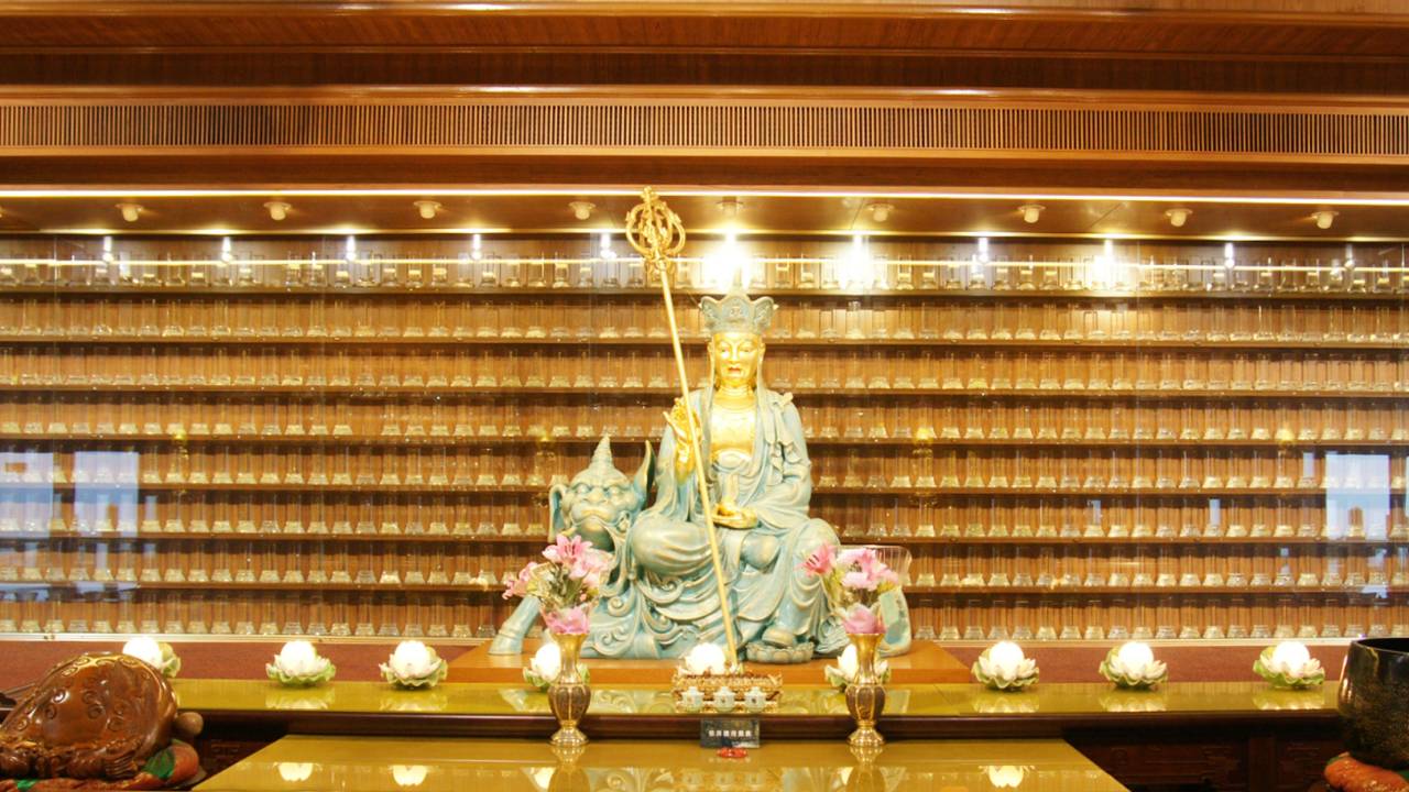 	抵達新安放地：到達靈骨塔或寺廟後，將牌位安置於指定位置並準備水果、素食供品。寺方會為祖先更換統一牌位並帶領家屬於地藏王菩薩前誦讀疏文，以祈求祖先得到佛祖引渡。
