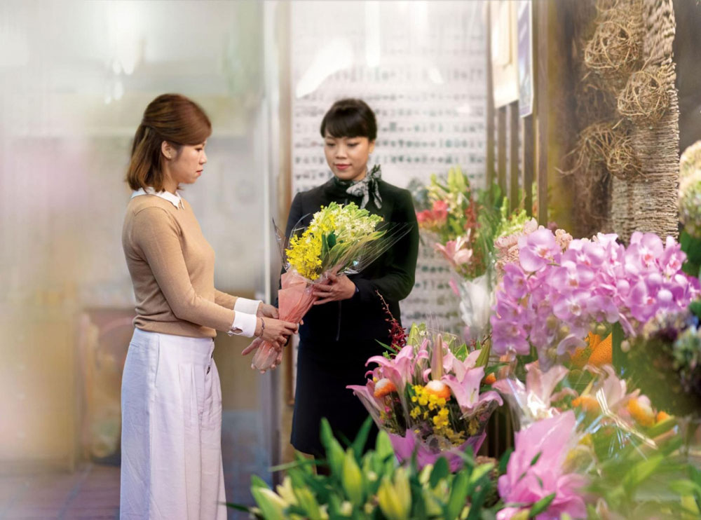台北禮儀公司金寶山設有花坊，方便家屬添購花束